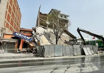 Esenler'de büyük panik! Kontrollü yıkım sırasında 5 katlı bina çöktü
