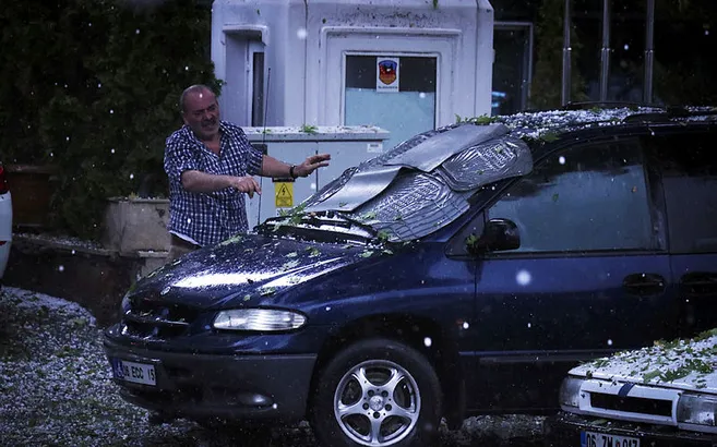 Ankara'da şiddetli yağış hayatı olumsuz etkiledi