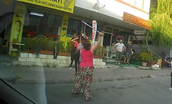 kayseride-eli-sopali-kadin-dehseti-onune-gelen-erkege-saldirdi-1662555814673.jpg Kayseri’de eli sopalı kadın dehşeti! Önüne gelen erkeğe saldırdı - 2