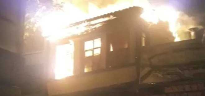 Bursa’da 110 yıllık bina yangında çöktü: 1 itfaiye eri yaralandı