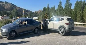 Sivas’ta kavşakta 2 araç birbirine girdi