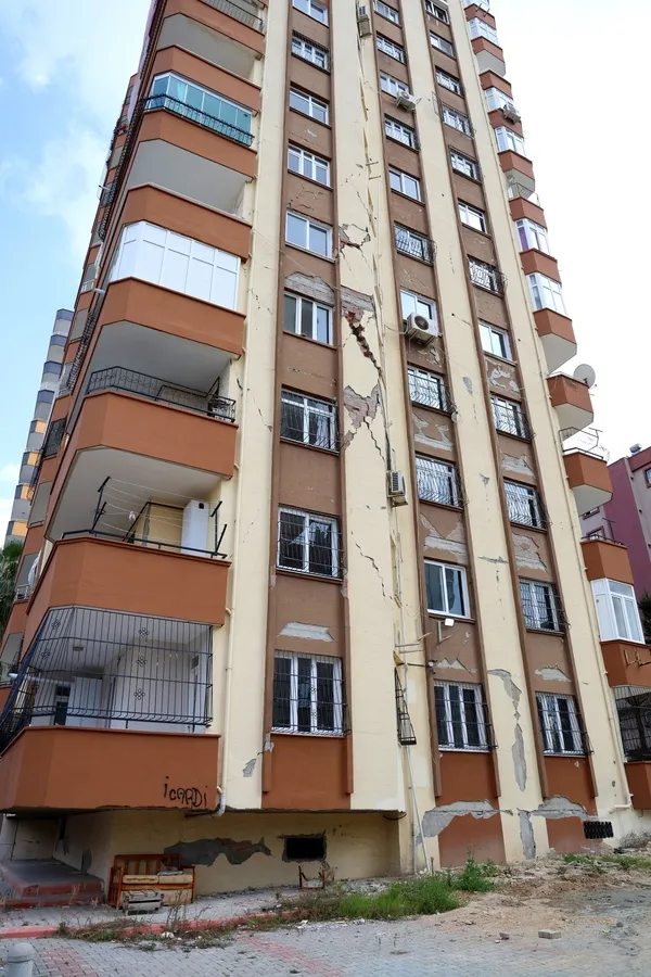 Burası Adana! Güçlendirme beklenen binalarda hayat sürüyorlar: Çok fazla korkmuyoruz - 5
