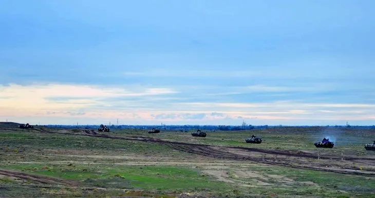 Azerbaycan ordusu cephe hattında tatbikat yaptı