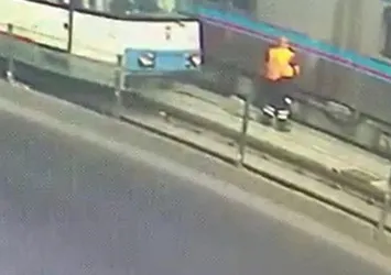 Sultangazi'de bir işçiye iki tramvay çarptı