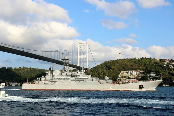 Rus savaş gemisi İstanbul Boğazı'ndan geçti! Siper alan asker detayı - 1