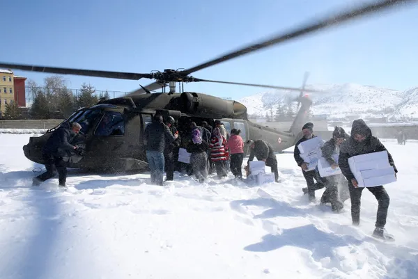 Depremzedeler jandarma desteği ile tahliye ediliyor