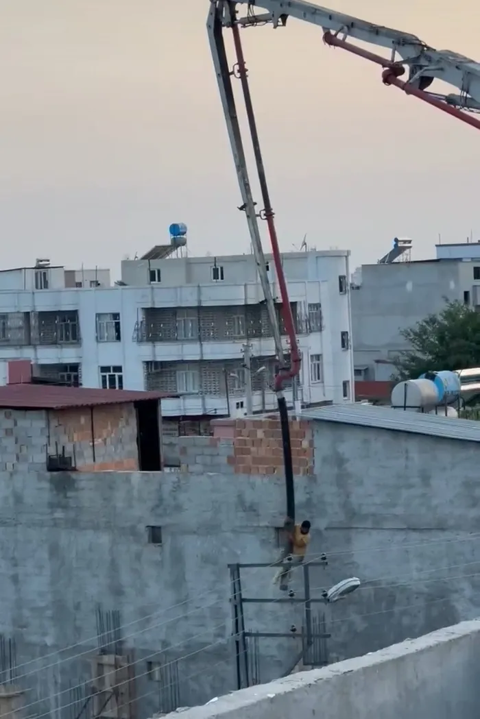 Adana'da şoke eden manzara! Beton mikseri hortumunda yolculuk - 2
