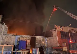 Adana'da ayakkabı fabrikasında yangın: Alevler kontrol altına alındı