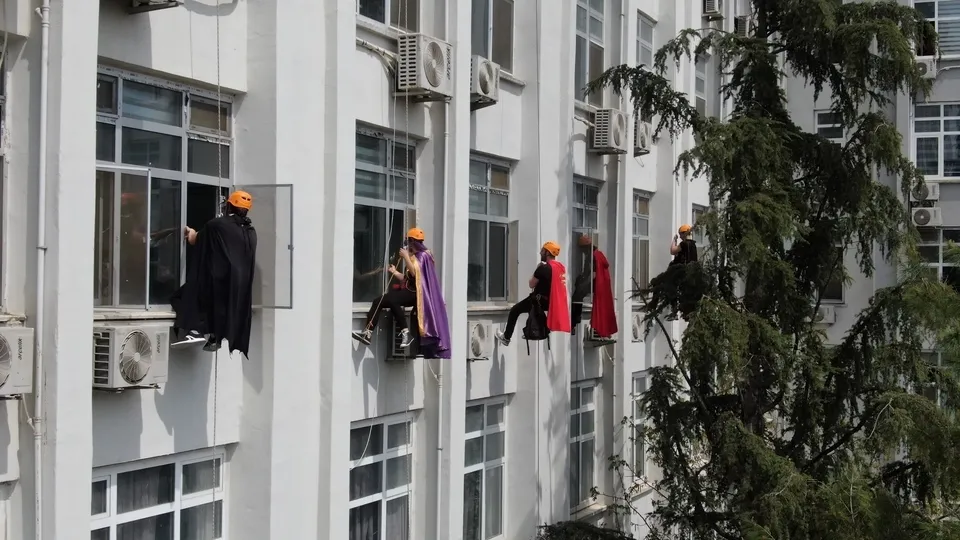 Hasta çocuklara 23 Nisan sürprizi! Hastane camına tırmanıp çocuklara hediye verdiler