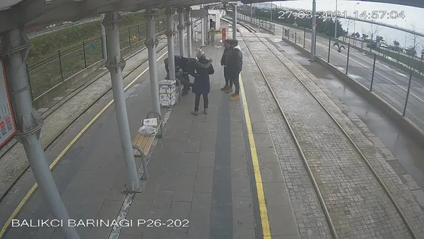 1618369797392.jpg Tramvay durağında can pazarı! Özel güvenlikten kritik müdahale - 3