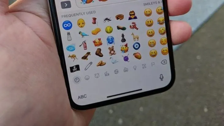 Telefonlara nazar boncuğu emojisi geldi!