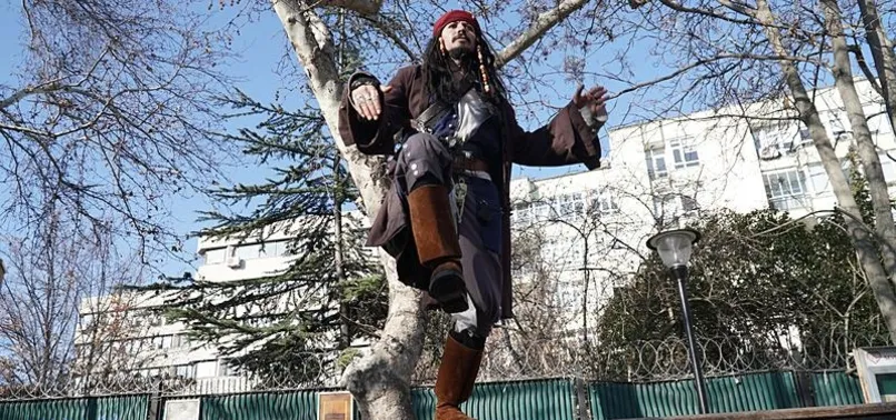 Ankara sokaklarında Jack Sparrow sürprizi! Giydiği kostüm ile ilgi odağı oldu