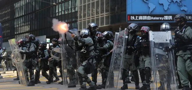 Hong Kong’da polis şiddetini artırdı! Protestoculara gerçek mermi ile müdahale