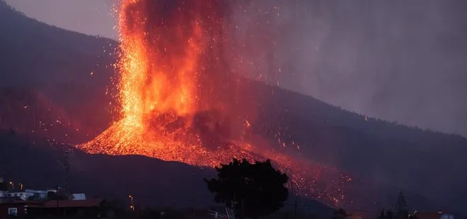 Kanarya Adaları’ndaki yanardağ afeti: Lavlar 350 evi yıktı