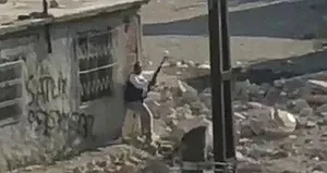 Film sahnelerini aratmayan çatışma! Uzun namlulu silahlarla...