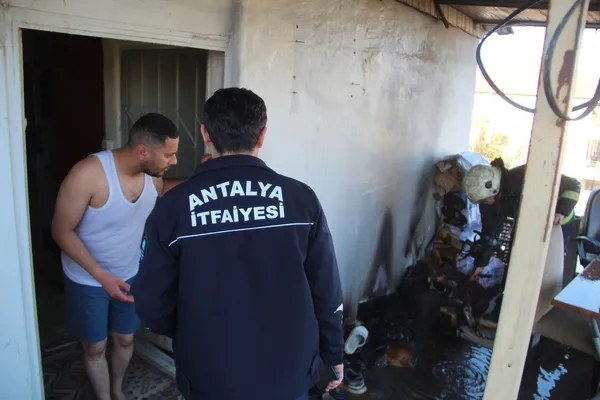antalyada-balkonda-itfaiye-ekiplerini-gorunce-saskina-dondu-yangini-ekipler-gelince-ogrendi-1672381953110.jpg Antalya’da balkonda itfaiye ekiplerini görünce şaşkına döndü! Yangını ekipler gelince öğrendi - 5