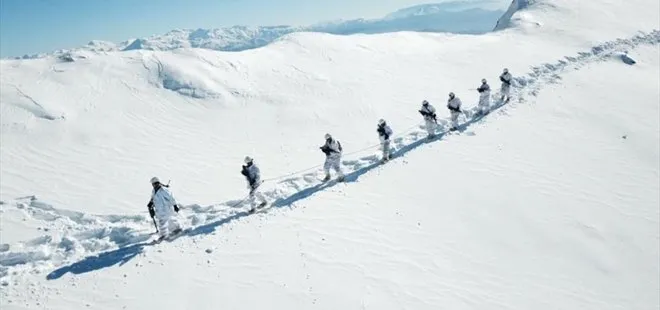 Mehmetçik zorlu hava koşullarına göğüs geriyor! Üs bölgelerindeki kar kalınlığı 1,5 metreyi aştı