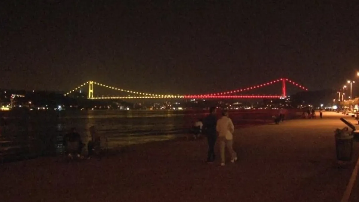 Galatasaray'ın şampiyonluğunun ardından FSM sarı kırmızı ışıklandırıldı