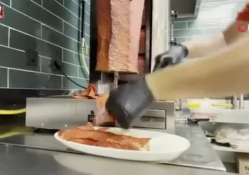 Afyonkarahisar'da tatilcilerin yeni gözdesi sucuk döner