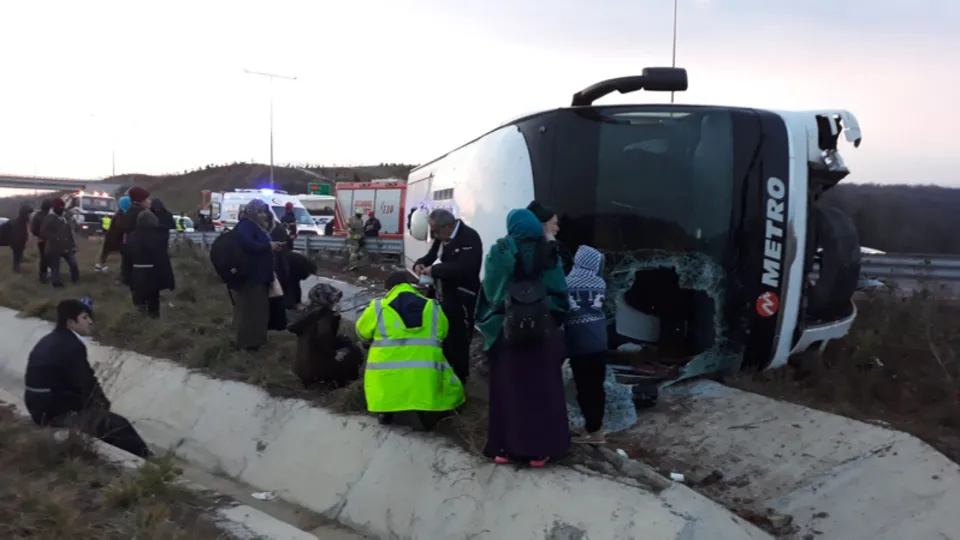 İstanbul'da yolcu otobüsü devrildi!