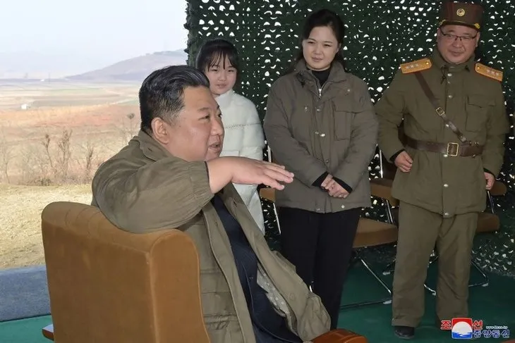 Kızını ilk defa orada gösterdi! Kuzey Kore lideri yine şaşkına çevirdi