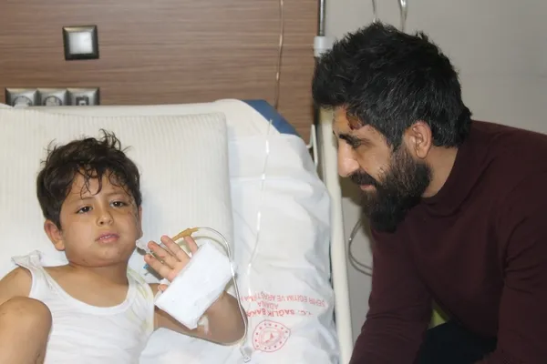 1676095456746.jpg Enkazda ayrılan eller hastanede buluştu! 2 annenin evlatları için verdiği mücadele herkesi ağlattı - 2