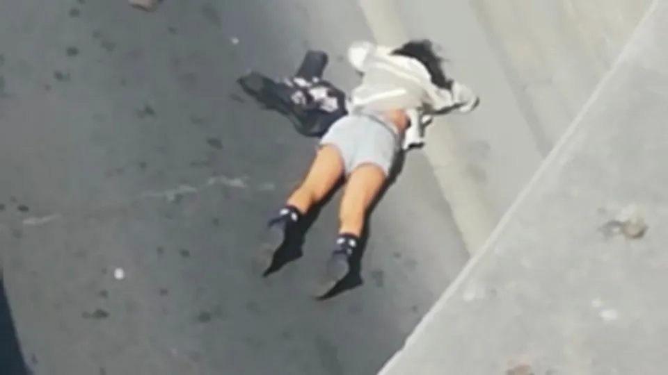 Taksim’de korkunç görüntü! 'Abi ben öleceğim' diyerek aşağıya atladı