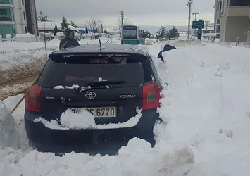 Yoğun kar yağışı sonrası araçlarını ancak 4 gün sonra çıkartabildiler! Kar kalınlığı 150 santimetreye ulaştı