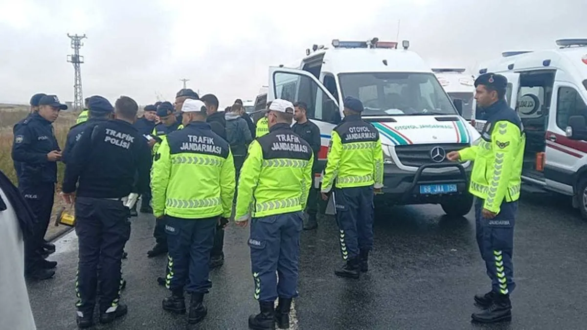 Aksaray'da otoyolda feci kaza! Jandarma aracına minibüs çarptı: 2 asker şehit oldu 1 sivil öldü