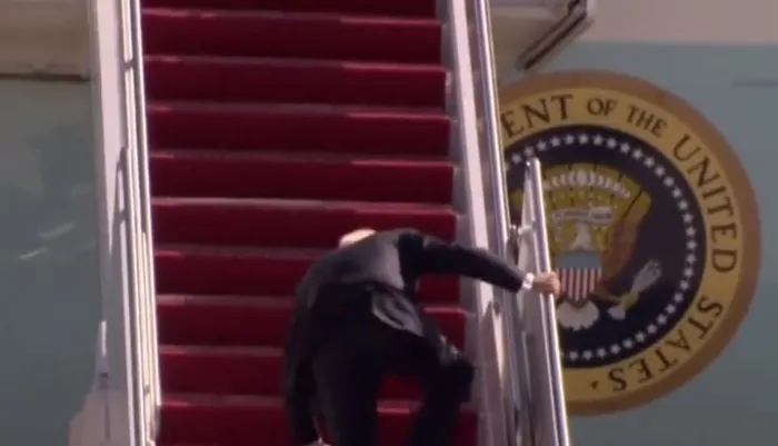 Joe Biden Air Force One’a binerken neden 3 kere düştü? Beyaz Saray açıkladı