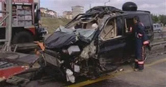 Ünlü şarkıcı Bengü kaza yaptı