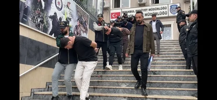 kirmizi-bultenle-aranan-vurguncu-istanbulda-kiskivrak-sahte-kimlikle-estetik-olurken-yakalandi-1792162510297.jpeg Kırmızı bültenle aranan vurguncu İstanbul'da kıskıvrak! Sahte kimlikle estetik olurken yakalandı - 2