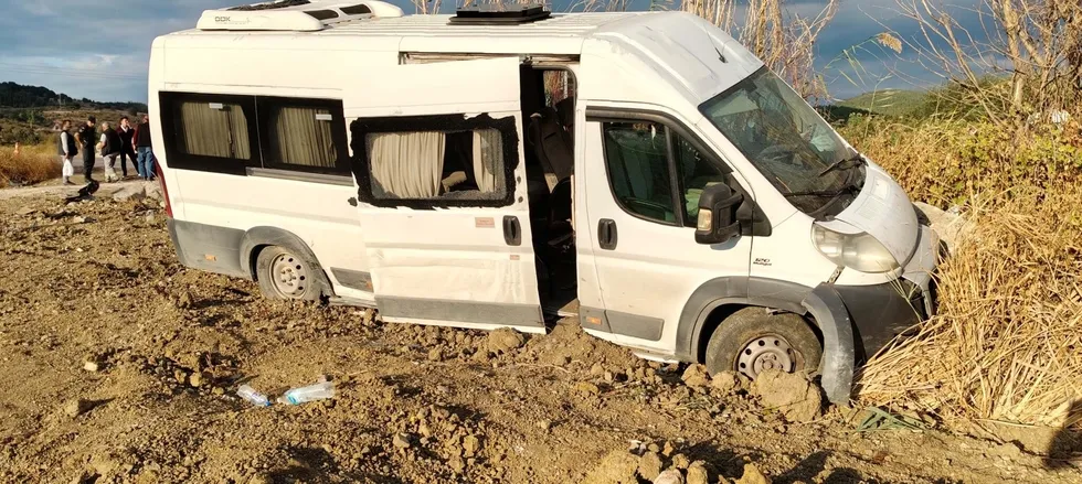 balikesirde-isci-servisi-sarampole-yuvarlandi-13-yarali-1790618091928.jpeg Balıkesir'de işçi servisi şarampole yuvarlandı: 13 yaralı - 1
