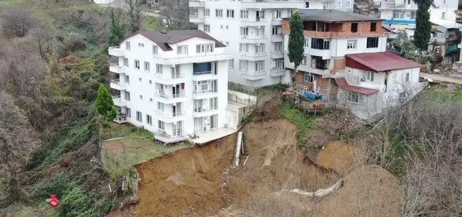 Kocaeli’de yolda meydana gelen çökme nedeniyle 5 katlı bina tahliye edildi