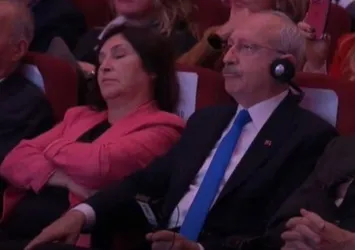 CHP'nin İkinci Yüzyıla Çağrı Vizyonu programında Selvi Kılıçdaroğlu uyudu