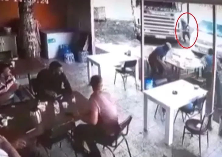 Son dakika: Tunceli'de dehşet anları kamerada! Freni boşalan TIR lokantaya girdi