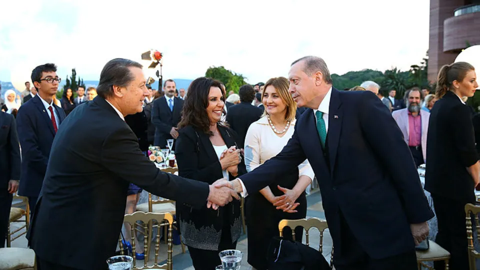 Memleketin düşmanları tarafından linç edilmeye çalışılan usta sanatçı Ahmet Özhan'dan hodri meydan