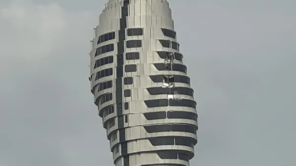 Çamlıca Kulesi’ne vinçten düşen parçalar hasar verdi! Kule ziyarete kapandı