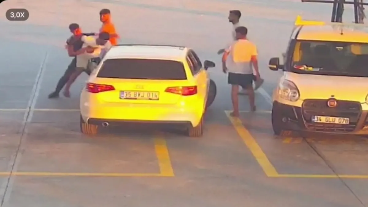 Kuşadası'nda yol verme tartışması akaryakıt istasyonunda kavgaya dönüştü: O anlar kamerada