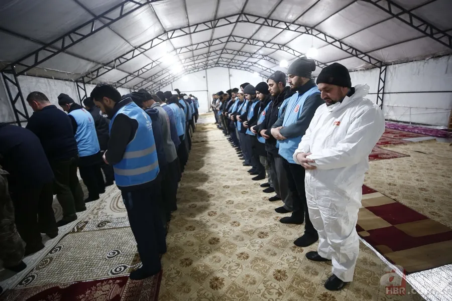 Tüm Türkiye depremde vefat edenler için ellerini semaya kaldırdı 20