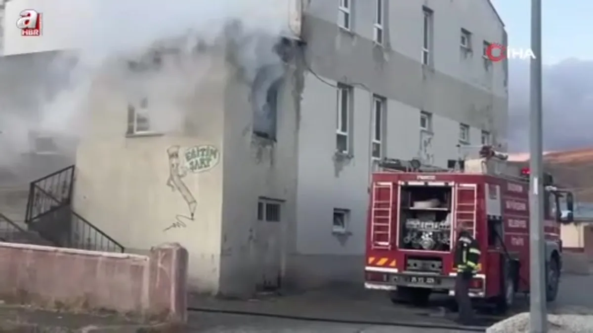 Karayazı’da korkutan yangın kamerada