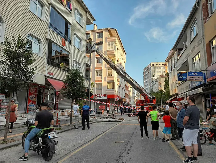 İstanbul Güngören'de balkon çöktü! Anne ve 3 çocuğu ölümden böyle döndü - 4