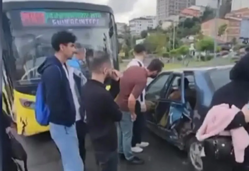 basaksehirde-iett-otobusu-ile-otomobil-carpisti-1790548100328.jpg Başakşehir’de İETT otobüsü ile otomobil çarpıştı: 3 yaralı - 1