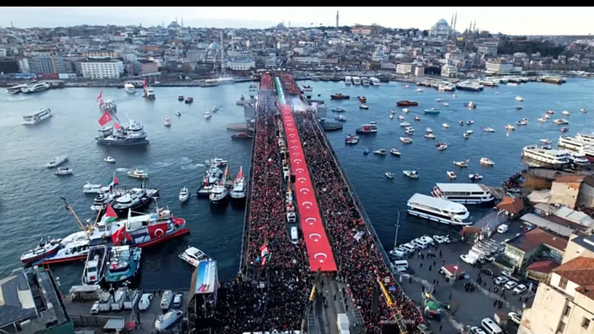 2026'nın ilk günü Galata Köprüsü'ne Gazze akını!