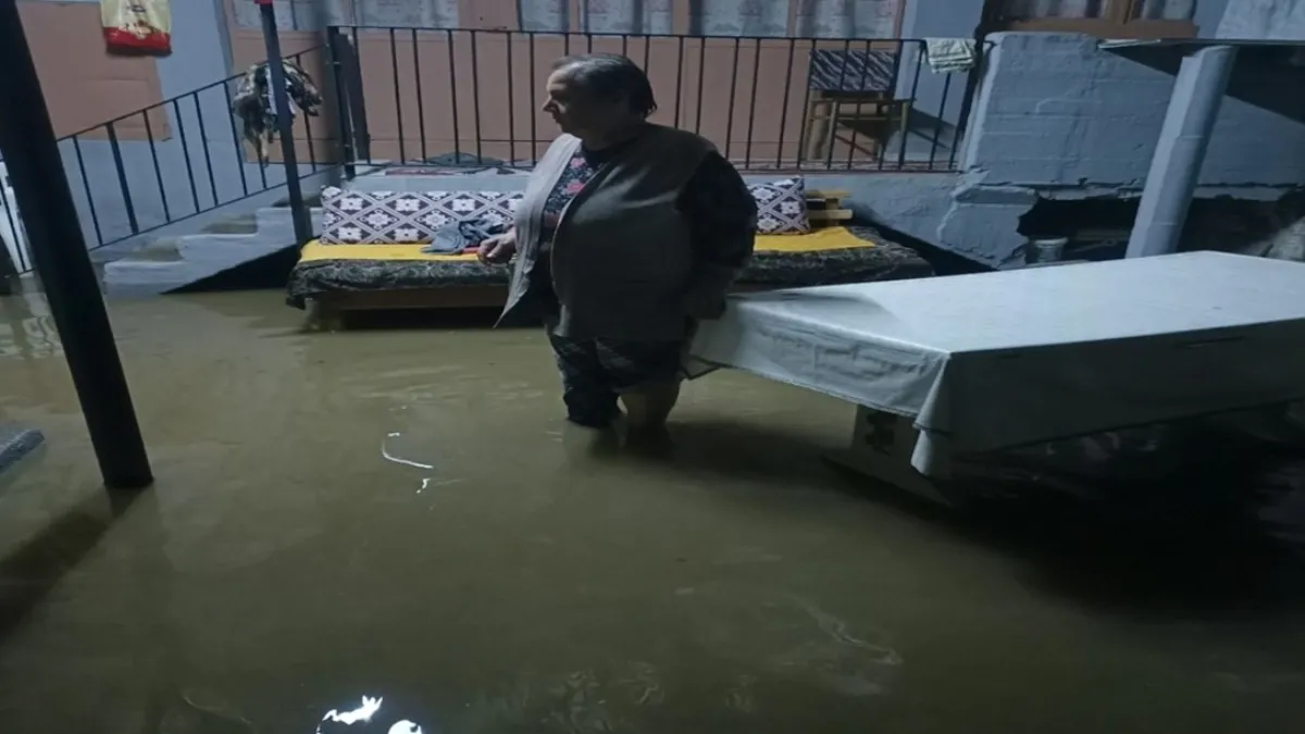 Ege'de sağanak yağış hayatı felç etti: Cadde ve sokaklar göle döndü