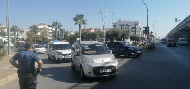 Antalya’da ilginç olay! Aracını yol ortasında bırakıp başka araca binip gitti
