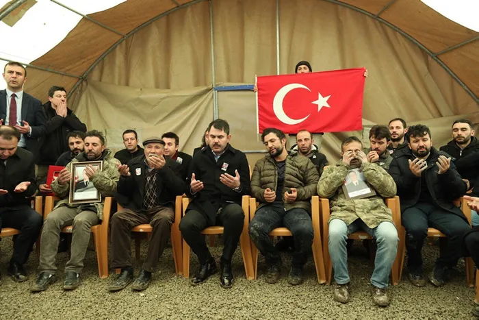 Şehit babasından ağlatan sözler! Bakan Kurum anlattı: ’Ayakkabılarım çamurlu’ dedi binmek istemedi