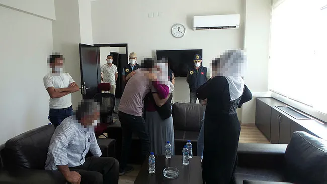 HDP önünde evlat nöbeti tutan bir anne daha evladını terörün pençesinden kurtardı - 2