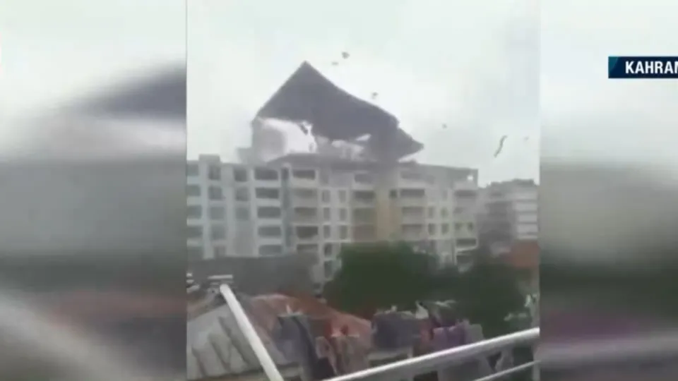 Güneydoğu'yu kum fırtınası vurdu! Çatılar uçtu, çiftçiler fırtınaya tarlalarda yakalandı