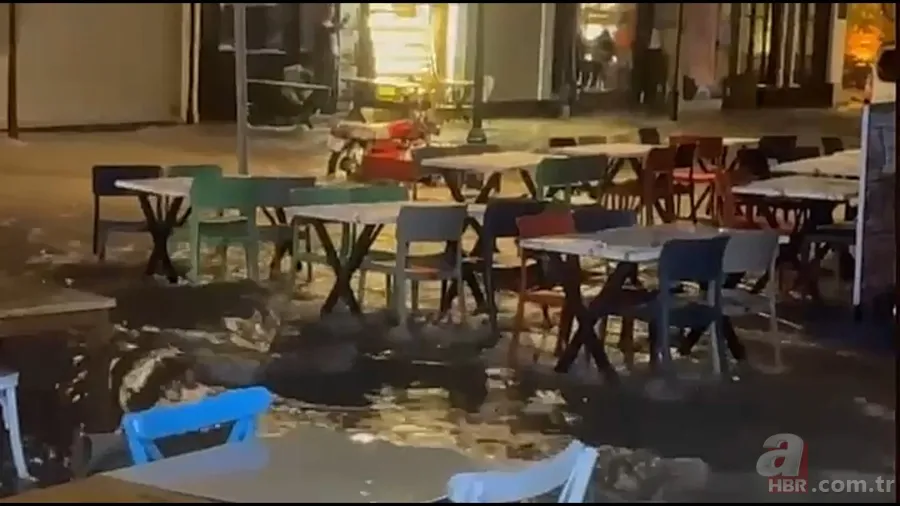 Çeşme’de şiddetli yağış hayatı felç etti! Cadde ve sokaklar göle döndü 2